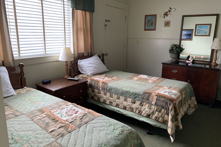 Motel Standard Queen Bed (18 of 23)