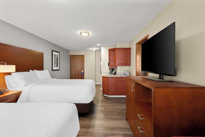 1 King Accessible Comm Assist Bathtub Microwave, Refrigerator Full Breakfast (7 of 33)