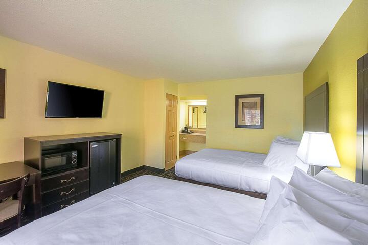 Standard Room, King or Two Doubles (4 of 24)