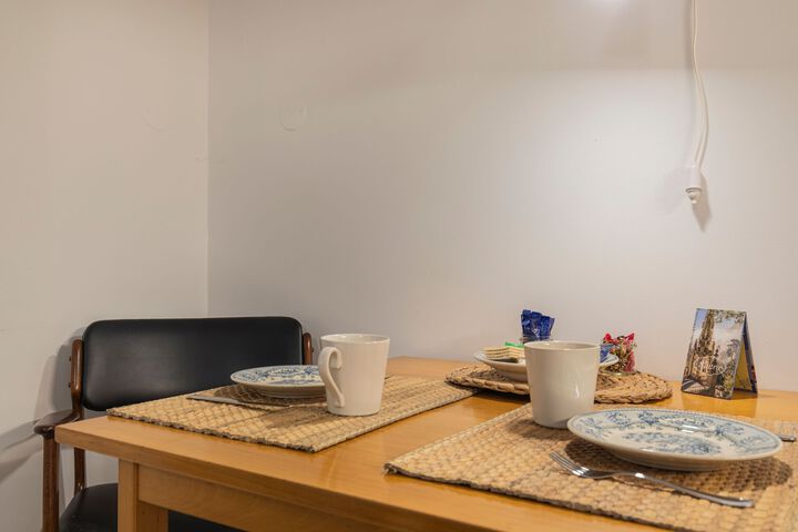 Room 8 of 18
