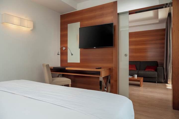 Room 53 of 180