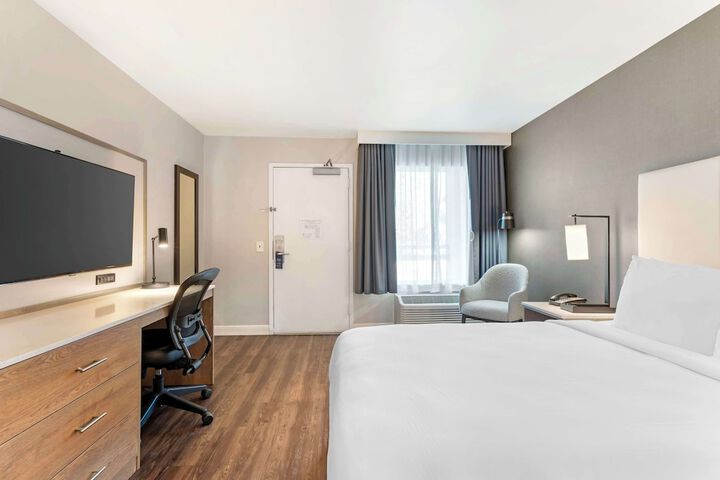 1 Queen Bed Exterior Accessible Microwave and Refrigerator Full Breakfast (1 of 22)