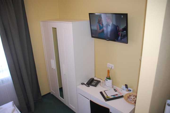 Room 8 of 70
