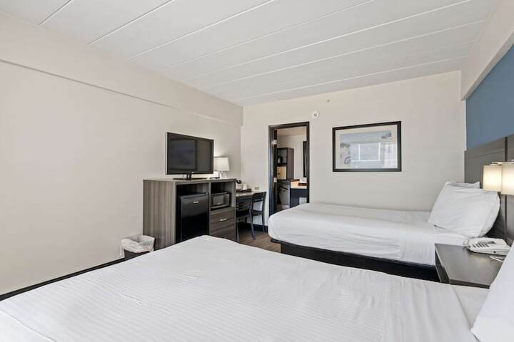 2 Double Beds Microwave and Refrigerator Flat Screen Television Work Desk High Speed Internet Accessible Continental Breakfast (22 of 32)