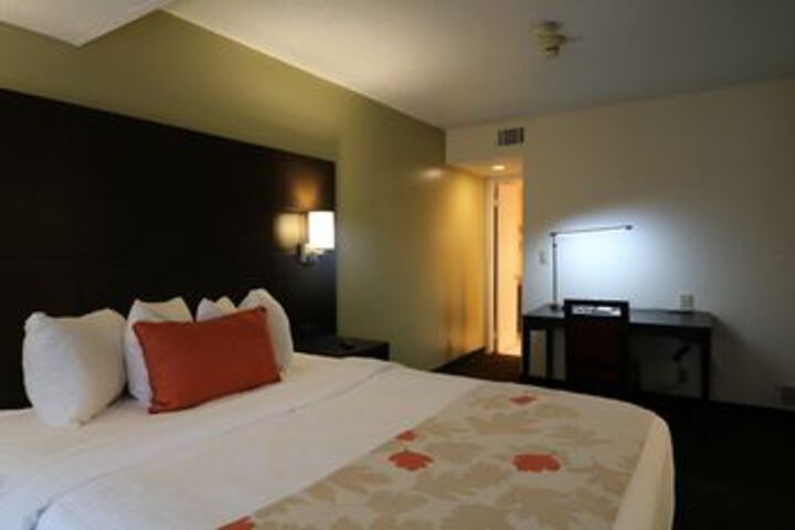 Room 33 of 107