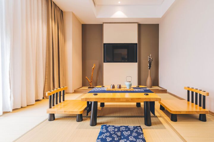 Room 8 of 30