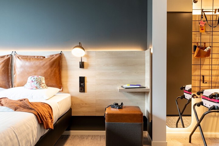 Room 16 of 43