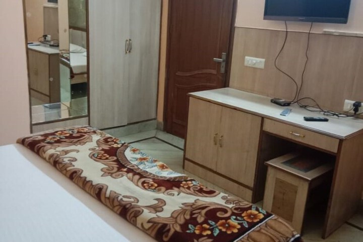 Room 9 of 14