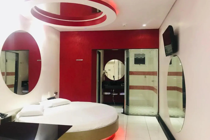 Room 8 of 10