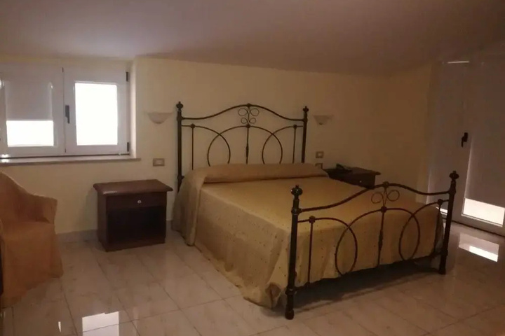 Room 5 of 10
