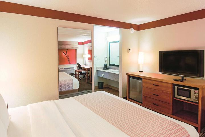 1 Double Bed Mobility Hearing Impaired Accessible Room (7 of 11)