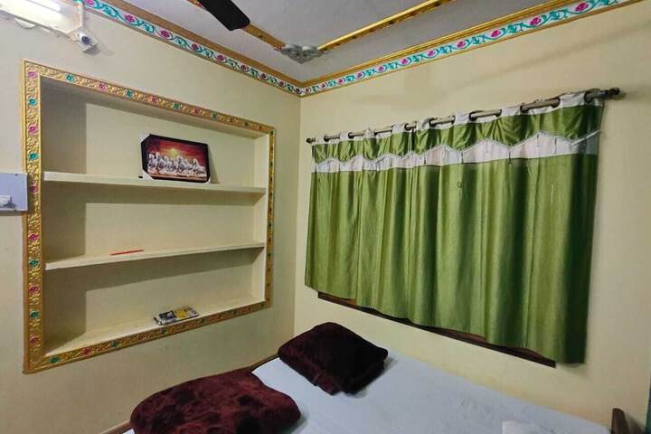 Room 8 of 12