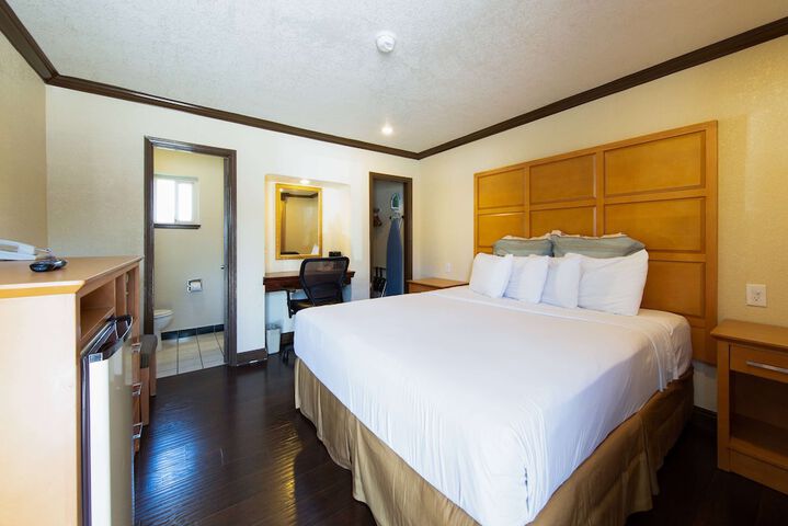 1 Queen Bed (5 of 10)