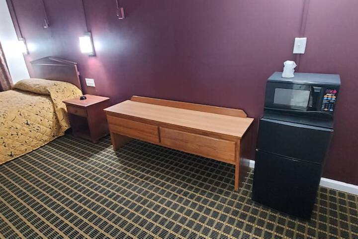 Single Room 1 Queen Bed (1 of 12)