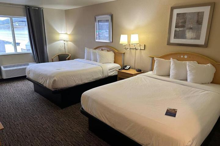 2 Queen Beds (7 of 11)