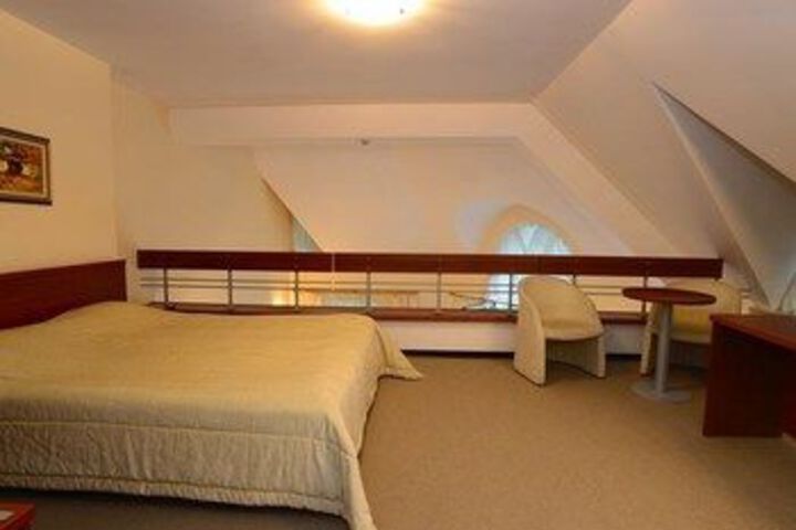 Room 13 of 28