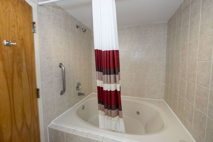 Deluxe King Bed Accessible (12 of 17)