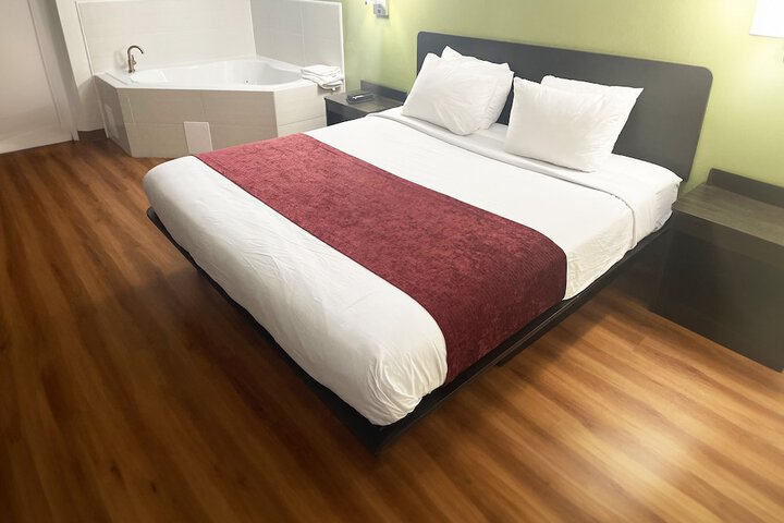 1 King Bed (5 of 8)