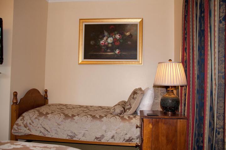 Room 4 of 28