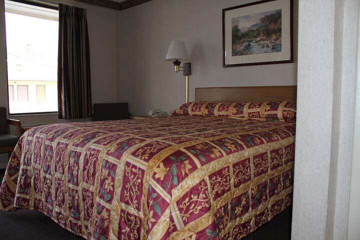 1 Queen Bed (14 of 18)