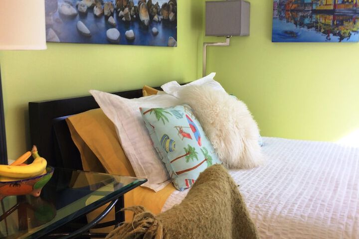 Room 6 of 76