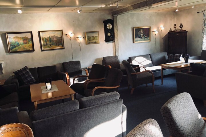 Lobby lounge