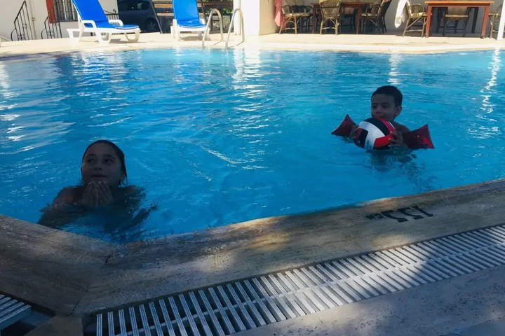 Pool 10 of 18