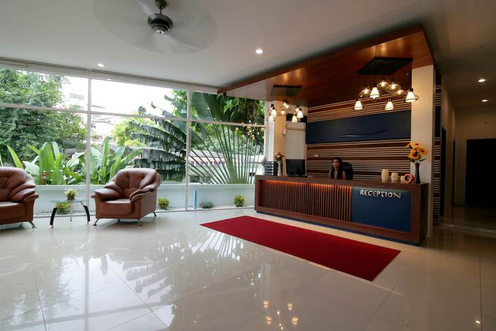 Lounge 45 of 47