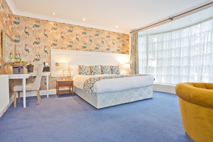 Room 4 of 122