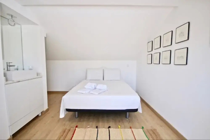 Room 4 of 17