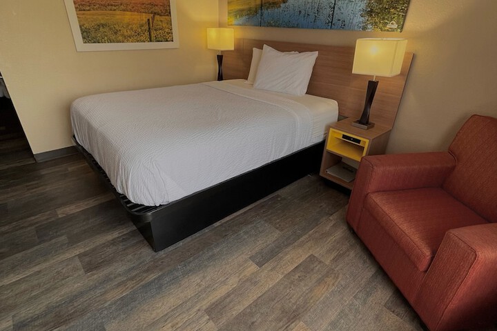 1 Queen Bed (20 of 23)