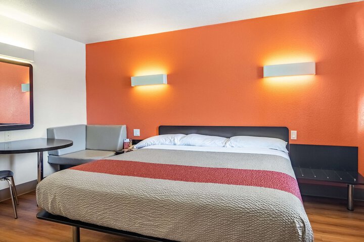 1 King Bed (4 of 13)