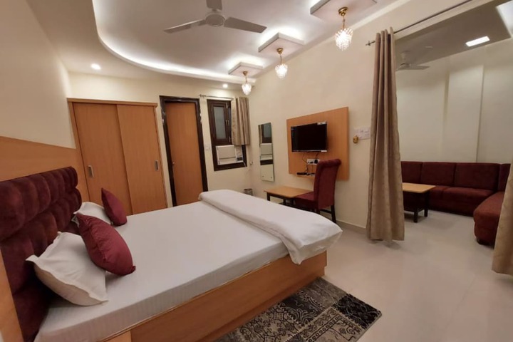 Room 8 of 18