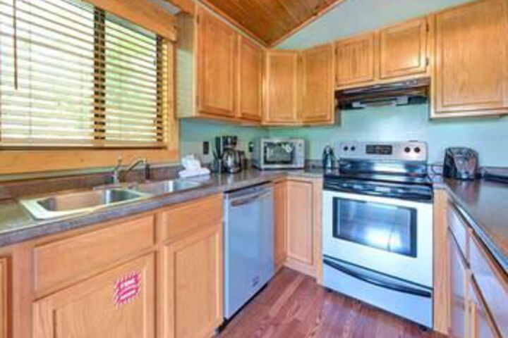 Naughty by Nature 1 Bedroom Home with Hot Tub
