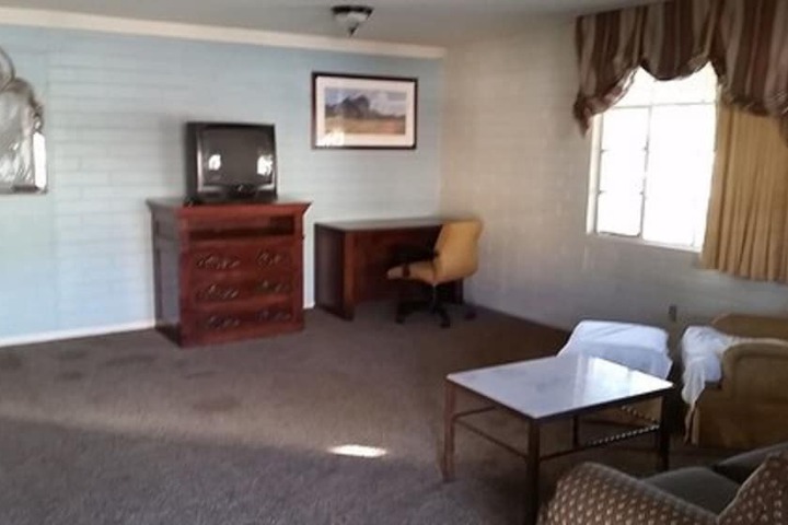 Room 4 of 8
