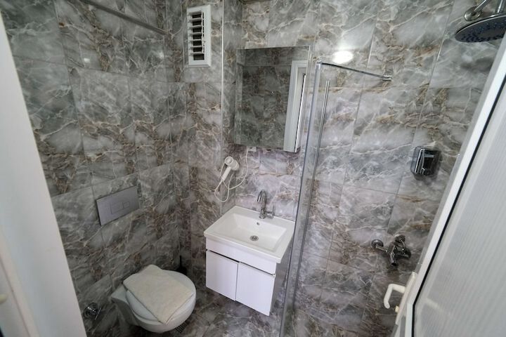 Room 25 of 121