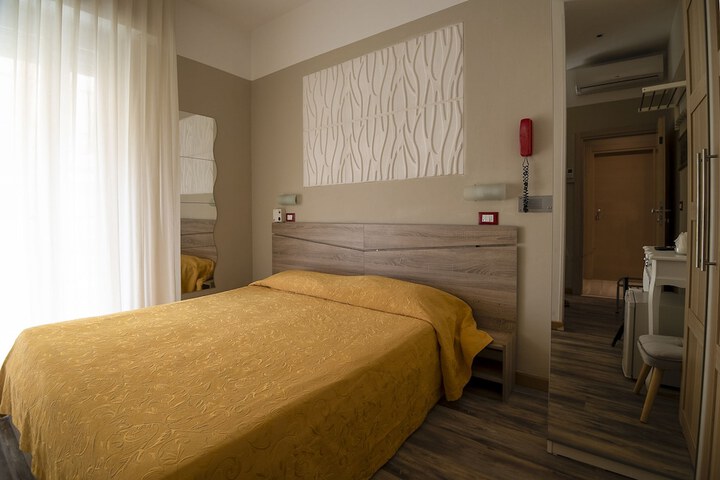 Room 28 of 106