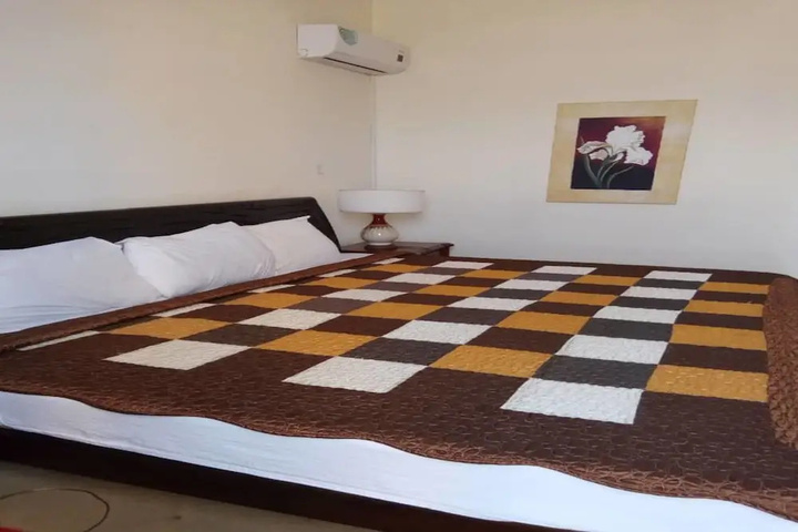 Room 6 of 14