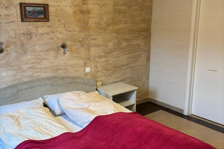 Room 5 of 19