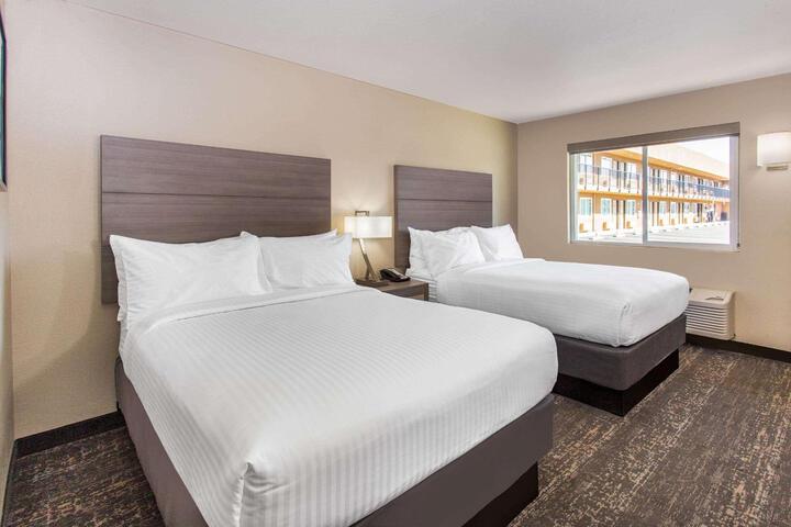 2 Double Beds (3 of 10)