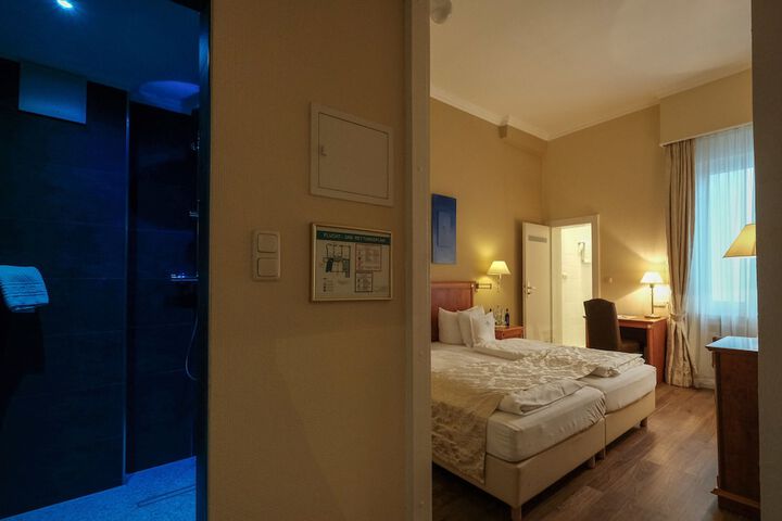 Room 5 of 87