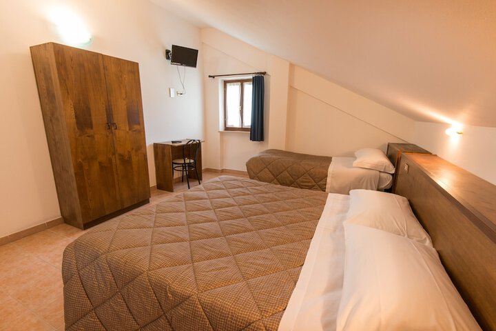 Room 9 of 34