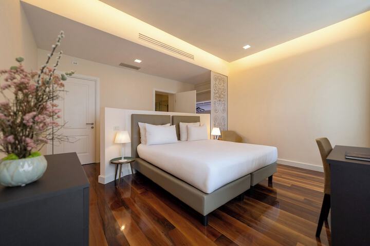 Room 6 of 32