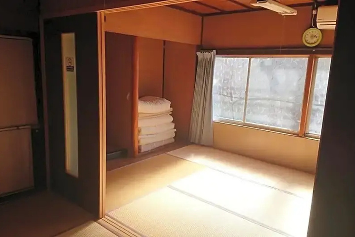 Room 2 of 12
