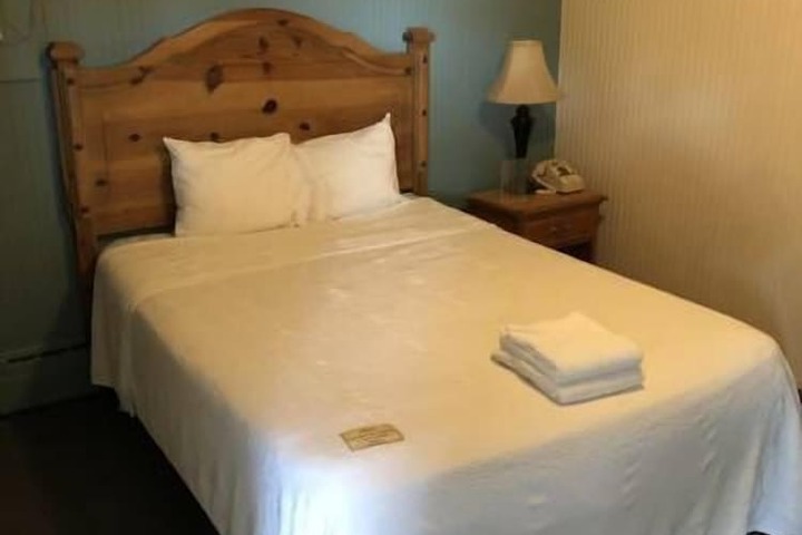 1 King Bed (3 of 7)
