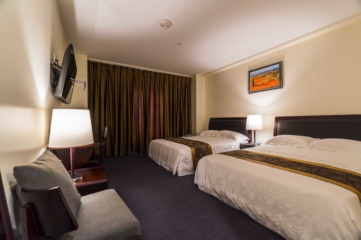 1 Queen Bed (5 of 19)