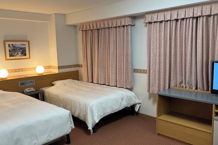 Room 4 of 7