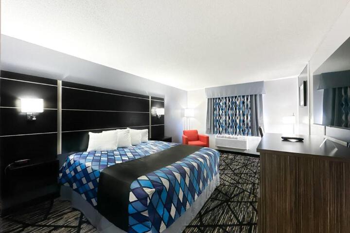 1 King Bed Accessible (11 of 14)