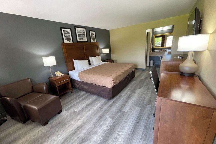 1 King Bed (4 of 11)
