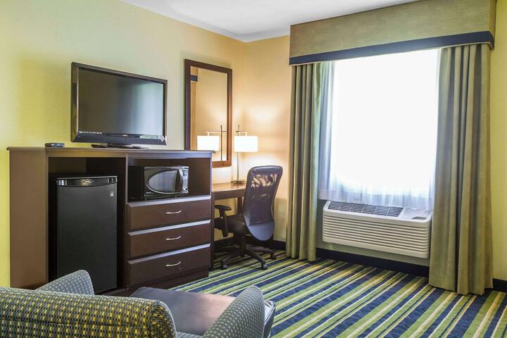 1 King Bed (3 of 6)